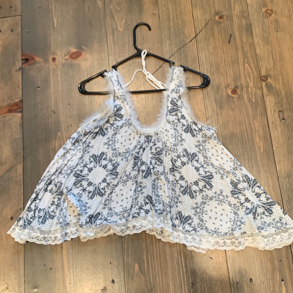 Blue and white paisley top size M